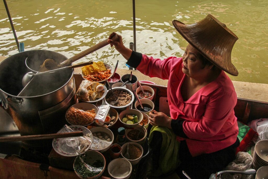 femme-vente-condiments-du-monde Femme vendant des condiments sur un marché